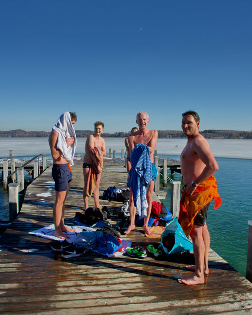 Ice swimming at Wörthsee With the sun shining, the winter swimmers dry themselves on the jetty