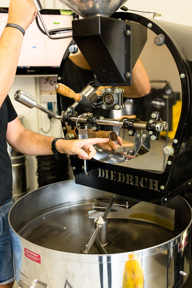 Portrait of the coffee manufacturer Purschwarz Coffee in a roasting machine