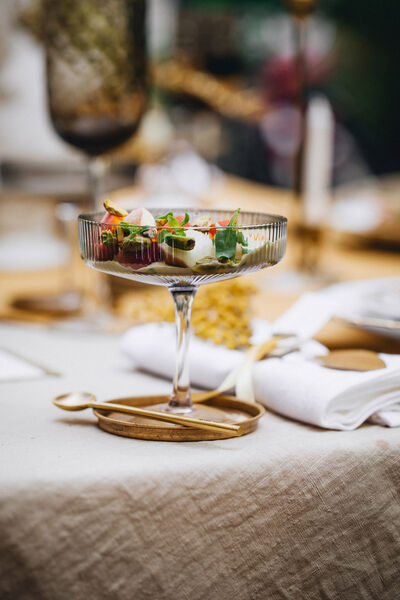 Host without stress: 7 golden rules for a dinner with friends Dessert in a high transparent KPM bowl with golden spoon