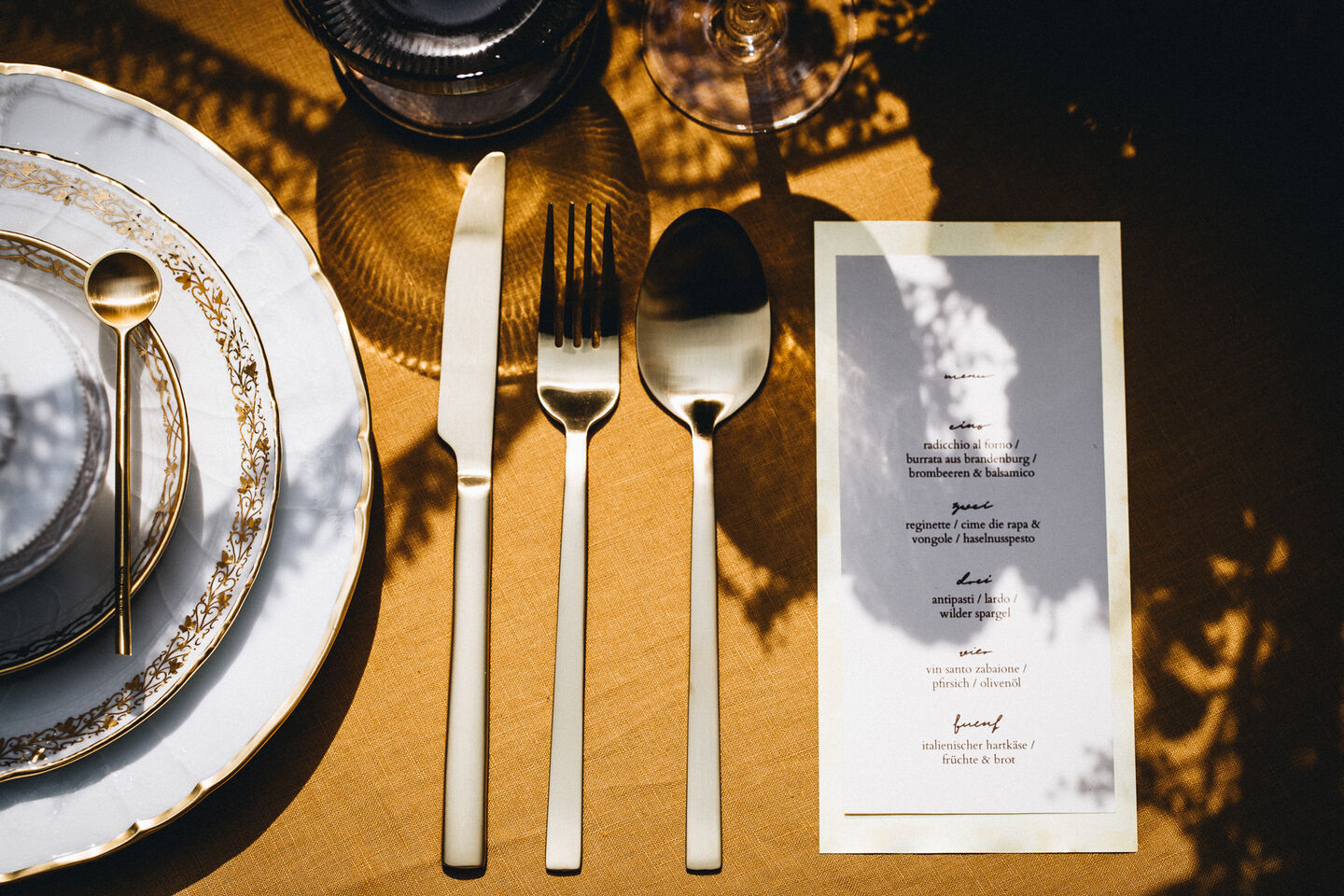 Dining with style: Inspiration for a beautiful, stylishly laid table Place setting with menu card
