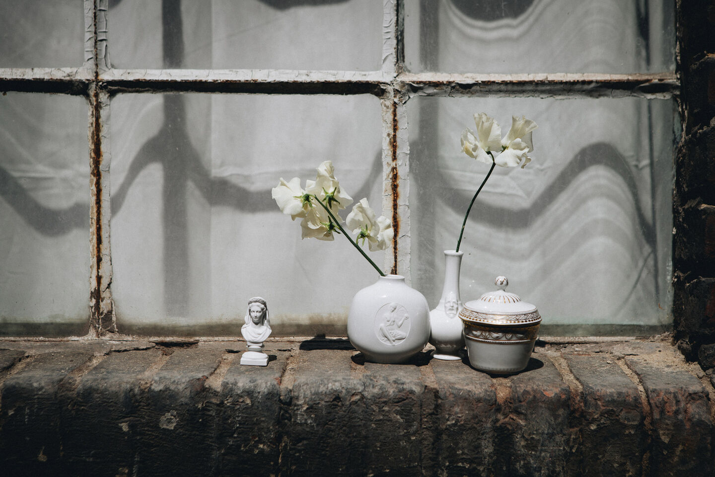 Dining with style: Inspiration for a beautiful, stylishly laid table Different KPM vases arranged on a windowsill