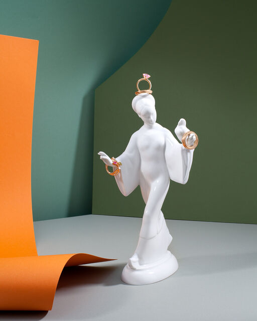 Special KPM pieces combined with jewellery from Wempe jewellery Porcelain figure of a Chinese woman with parrot decorated with three rings from the Wempe jewellery
