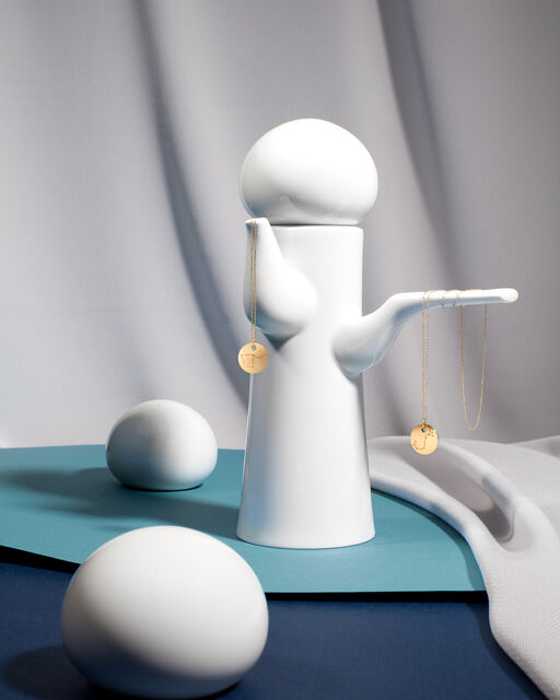 Special KPM pieces combined with jewellery from Wempe jewellery Porcelain mocha pot designed by Wolf Karnagel decorated with two chains