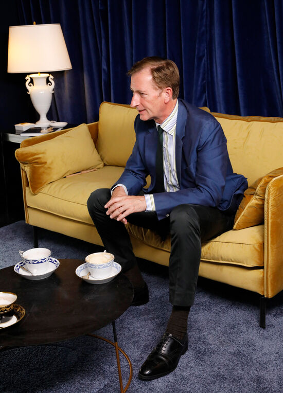 Jörg Woltmann talks to Countess Rothirsch and Gerhard Schöningh about investments and commitment Gerhard Schöningh sitting on a light yellow velvet couch