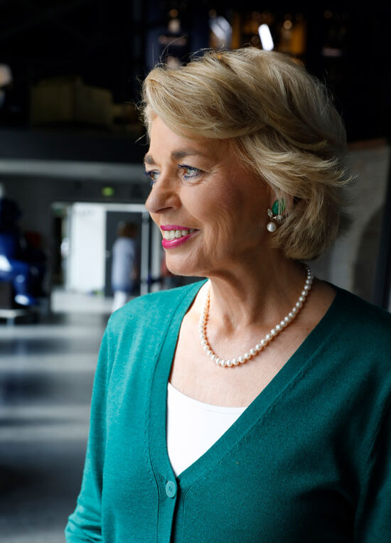 Jörg Woltmann talks to Tini Countess Rothirsch and Gerhard Schöningh about investments and commitment Portrait of Tini Countess Rothkirch in green cardigan with matching green earrings with pearl charm and pearl necklace