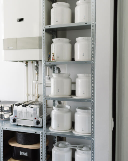 KPM favourites: This is what Karin Wudtke's collection looks like Kitchen shelf filled with KPM ball mills