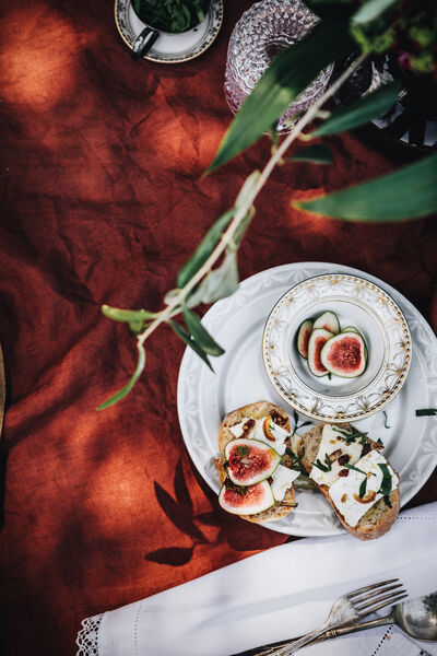 5 delicious recipe ideas: Picnic at Krossinsee with KPM porcelain Baguette topped with goat cheese and figs