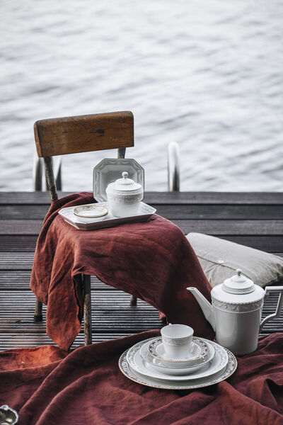 5 delicious recipe ideas: Picnic at Krossinsee with KPM porcelain KPM tableware from the KURLAND series draped on a red picnic blanket on the jetty