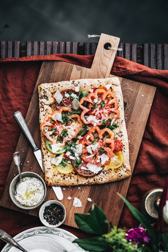 5 delicious recipe ideas: Picnic at Krossinsee with KPM porcelain Tomato galette with onion confit