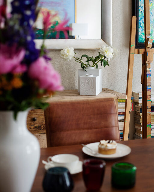 KPM visiting Markus Tenbusch Flowers in CADRE vases by KPM Berlin