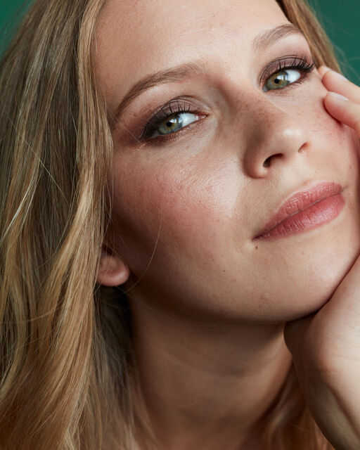 LUDWIG BECK Beauty Magazine: Cover shoot for the autumn/winter 2019 issue Close-up of a young woman with natural make-up, supporting her chin on her left hand