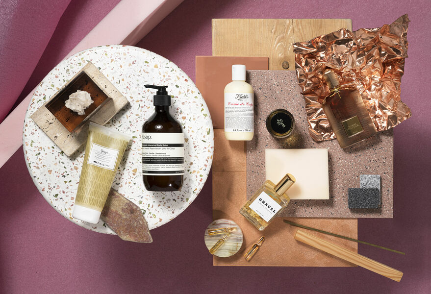 LUDWIG BECK Beauty: Christmas gift range for the autumn/winter issue 2019 Still life with various beauty products on pink and copper background