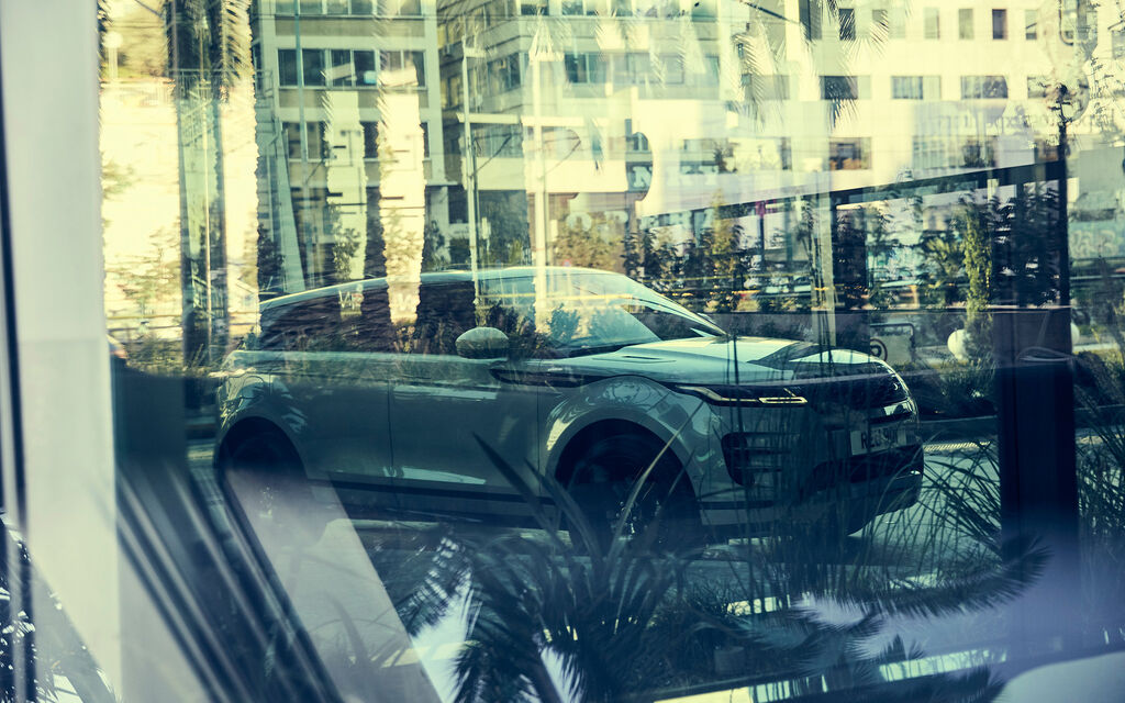 Urban SUV: The 2019 Range Rover Evoque in test Range Rover Evoque reflected in a window pane in a residential area in Athens