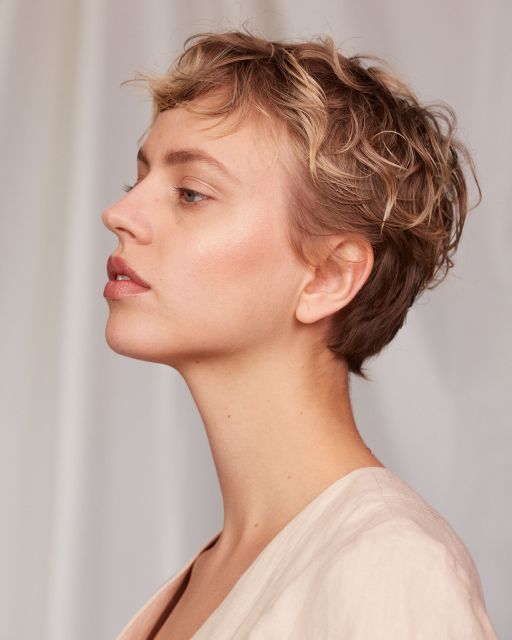 LUDWIG BECK Beauty: Cover shoot for the spring/summer 2020 issue Close up of a young woman with short hair and natural complexion