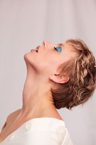 LUDWIG BECK Beauty: Cover shoot for the spring/summer 2020 issue Close up of a young woman with short hair and blue eyeshadow