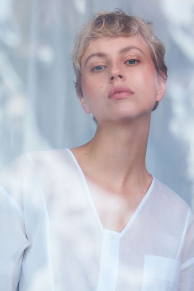 LUDWIG BECK Beauty: Cover shoot for the spring/summer 2020 issue Close up of a young woman with short hair and natural complexion and bluelight