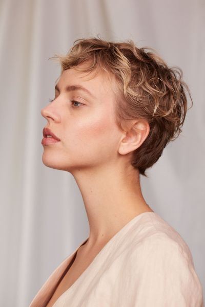 LUDWIG BECK Beauty: Cover shoot for the spring/summer 2020 issue Close up of a young woman with short hair and natural complexion