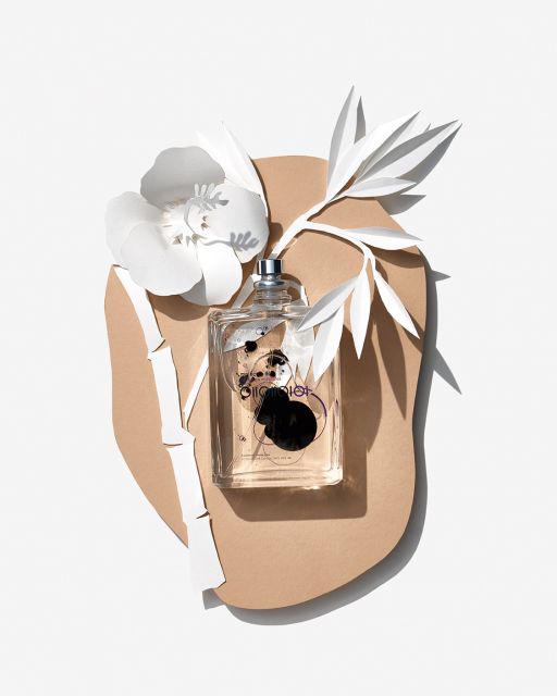 LUDWIG BECK Beauty: Fragrance photo shoot for the spring/sommer 2020 edition Still life with 2one fragrance, white paperart on brown paper