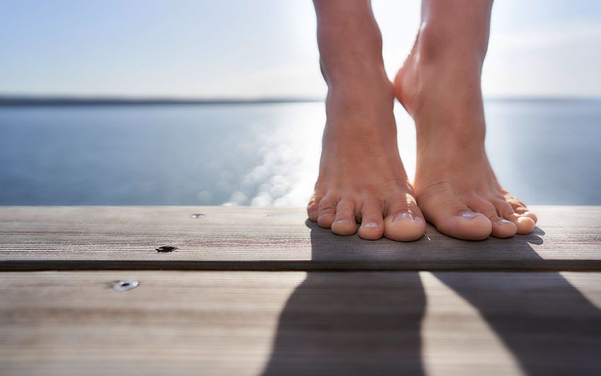 Interview Iris Schmidbauer Close-up of a pair of feet on a diving platform at Ammersee