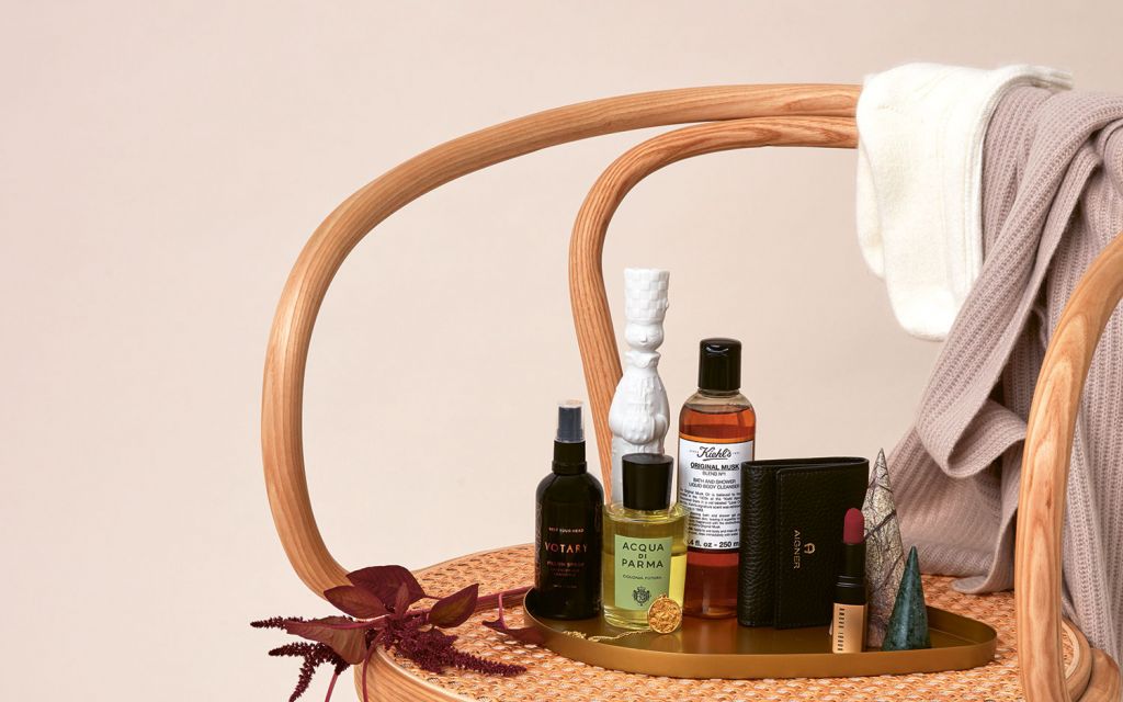 LUDWIG BECK Beauty: Christmas photo shoot for the winter 2020 edition Still life With chair made of woven Viennese wickerwork on whose seat a plant and tray with beauty products stands