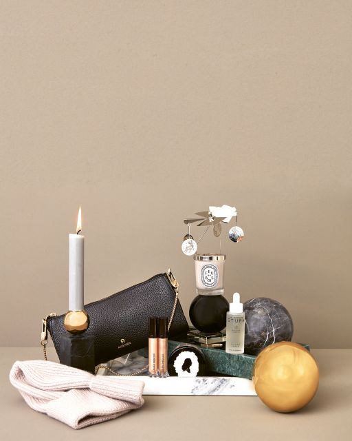 LUDWIG BECK Beauty: Christmas photo shoot for the winter 2020 edition Still life with green and white marble tray, golden and grey ball, candle, beauty products and handbag
