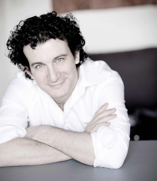 E-Magazine for the Mozart Week 2021: Interview with conductor Alain Altinoglu Portrait photo of conductor Alain Altinoglu