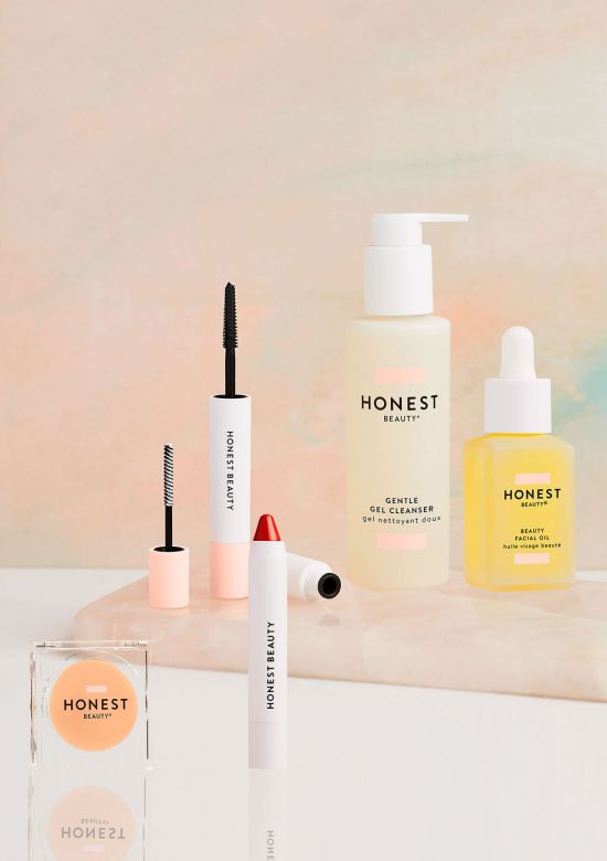 Portrait of Jessica Alba and her cosmetics brand Honest Beauty Make-up and cleansing products of the brand Honest Beauty