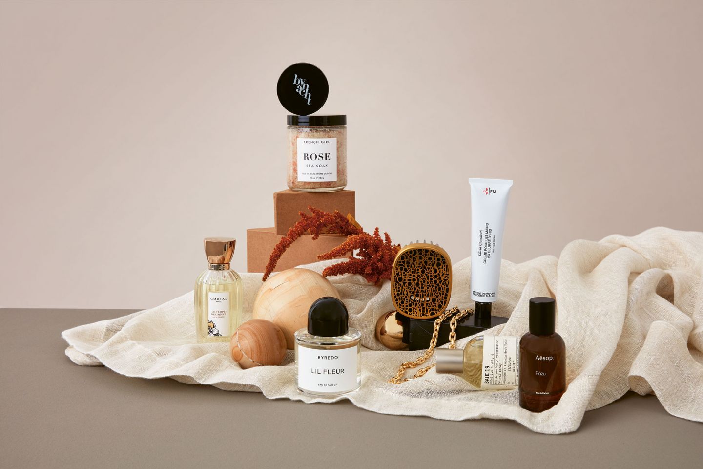 LUDWIG BECK Beauty: Christmas photo shoot for the winter 2020 edition Still life on a beige blanket on which beauty products are arranged