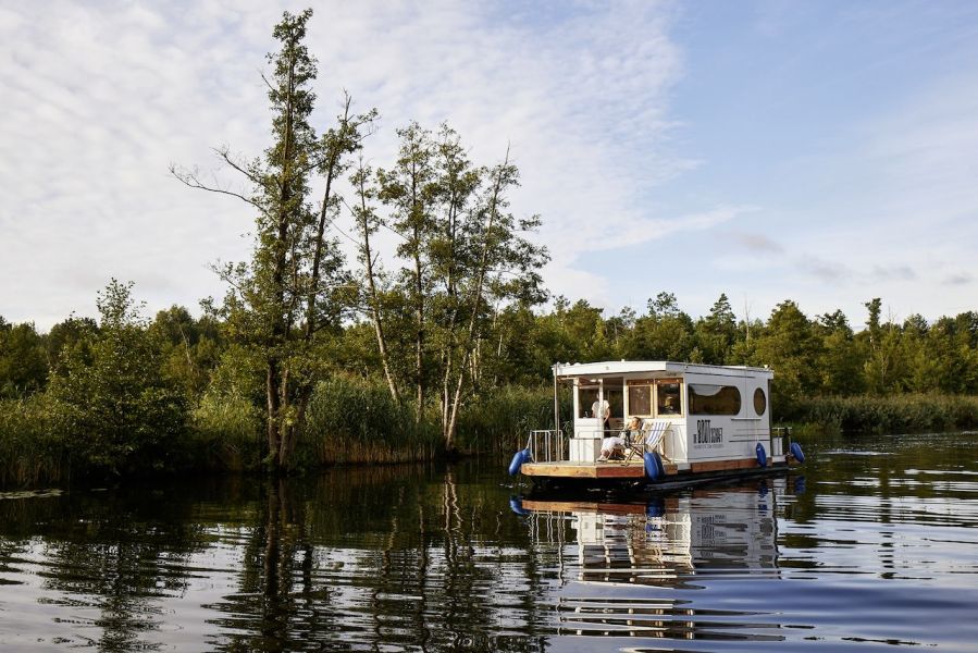 On vacation by houseboat Houseboat in the nature park Havel