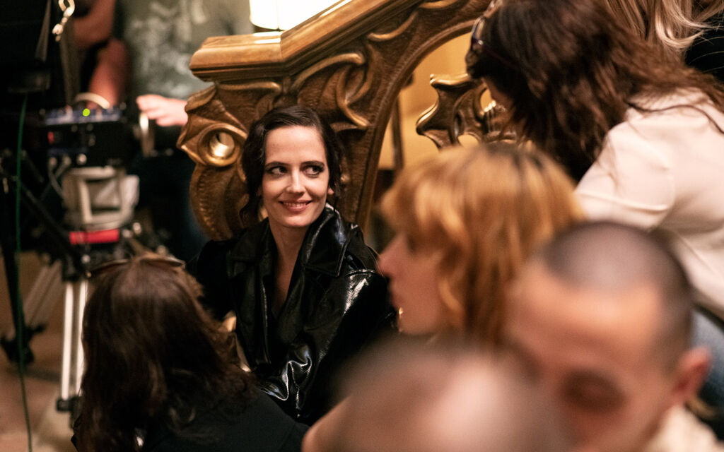 Behind the scenes: Eva Green at the commercial shoot for the Jaguar I-PACE Eva Green with black lacquer coat during the shooting of the commercial for the Jaguar I-PACE