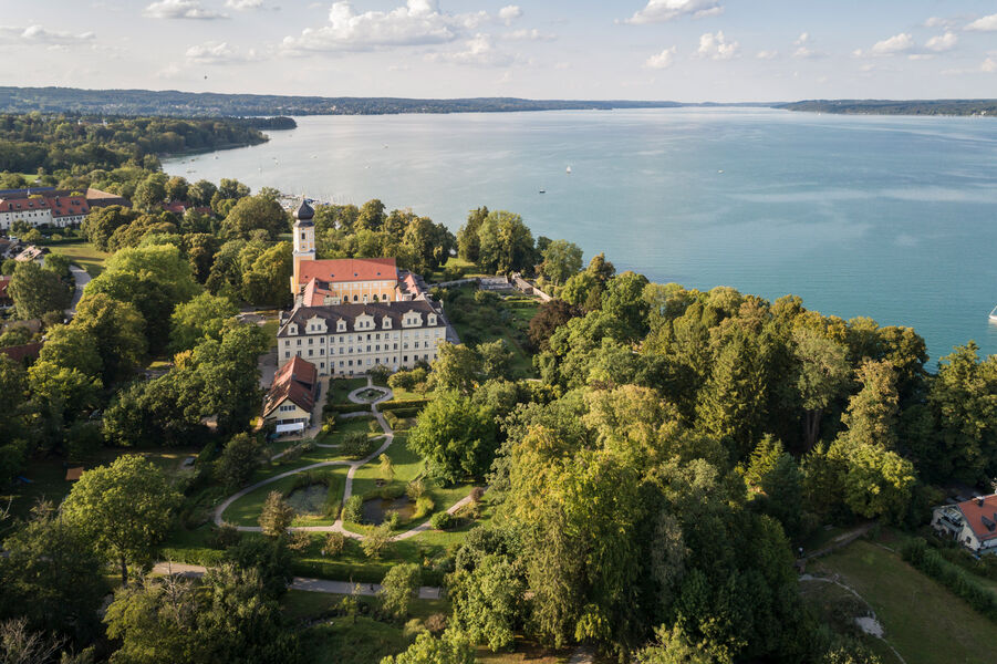 Bavarian monasteries through the ages: insights into Bernried Monastery, Wessobrunn Monastery and Co. Aerial view of the Bernried monastery with Starnberger See in the background