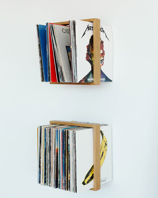 BORA Magazine: Behind-the-scenes at the homestory in Siegen Modern wall shelf with records