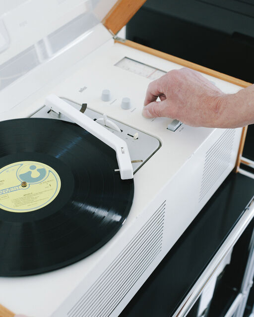 Homestory for BORA magazine: Behind-the-scenes at the photo shooting in Siegen Detail view of a record in a turntable