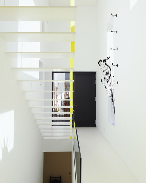 BORA Magazine: Behind-the-scenes at the homestory in Siegen Modern white staircase