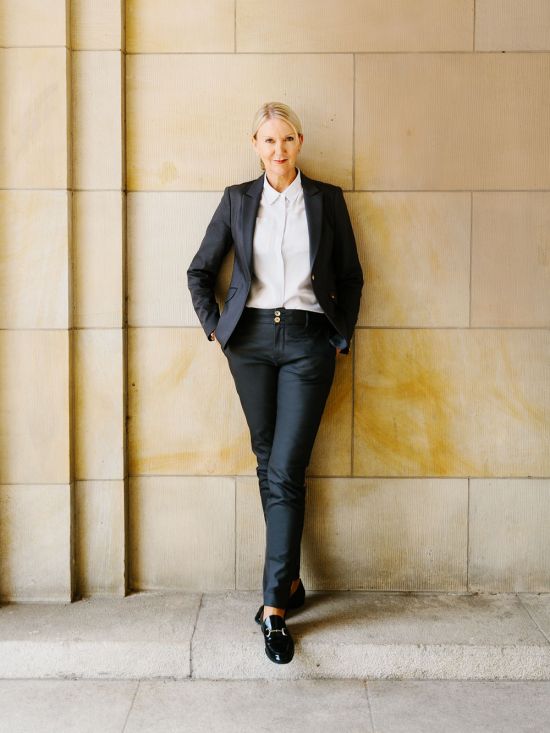 Martina Hacker an eine Wand gelehnt Martina Hacker an eine Wand gelehnt