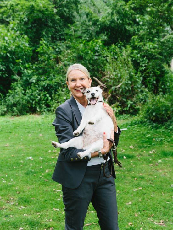 Martina Hacker mit Hund im Arm Martina Hacker mit Hund im Arm