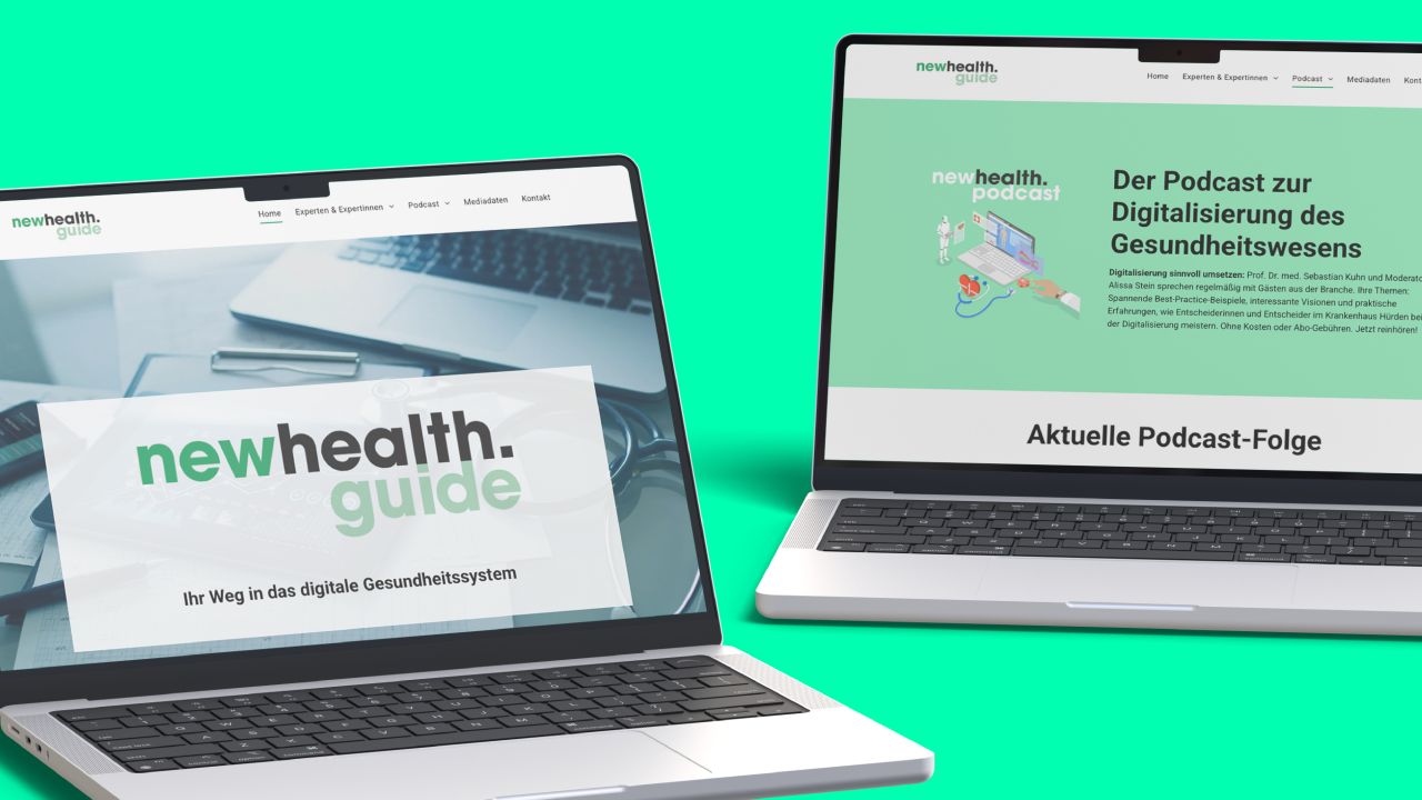 Zwei Laptops zeigen die Startseite des NewHealth.Guide und die Podcast-Seite des NewHealth.Podcast