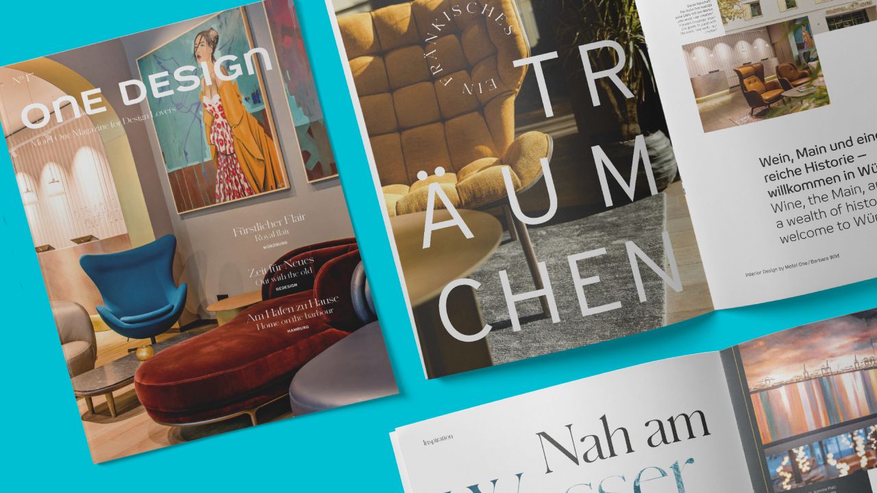 Cover des One Design Magazins von Motel One liegt neben aufgeschlagenen Doppelseiten mit bebilderten Artikeln