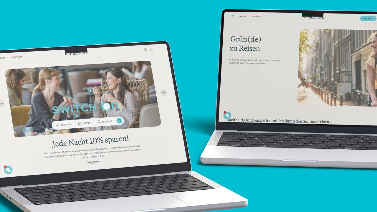 Zwei Laptops auf einem blauen Hintergrund zeigen die Webseite von Motel One mit verschiedenen Artikeln und Kampagnen