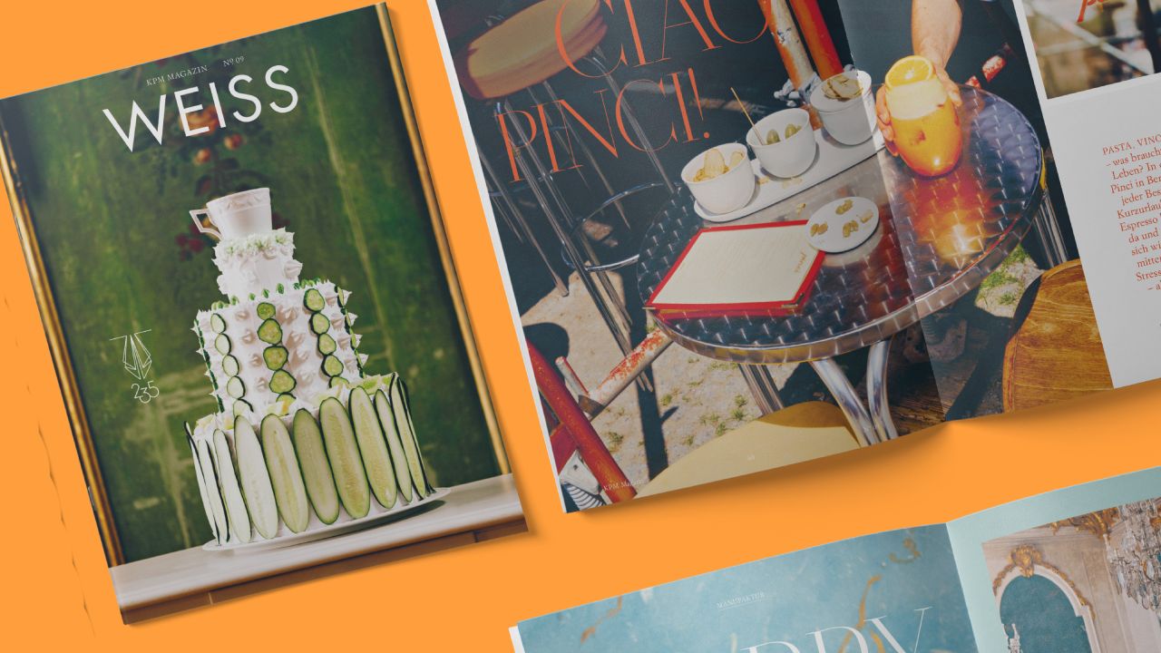 Cover und aufgeschlagene Doppelseite des KPM-Kundenmagazins WEISS