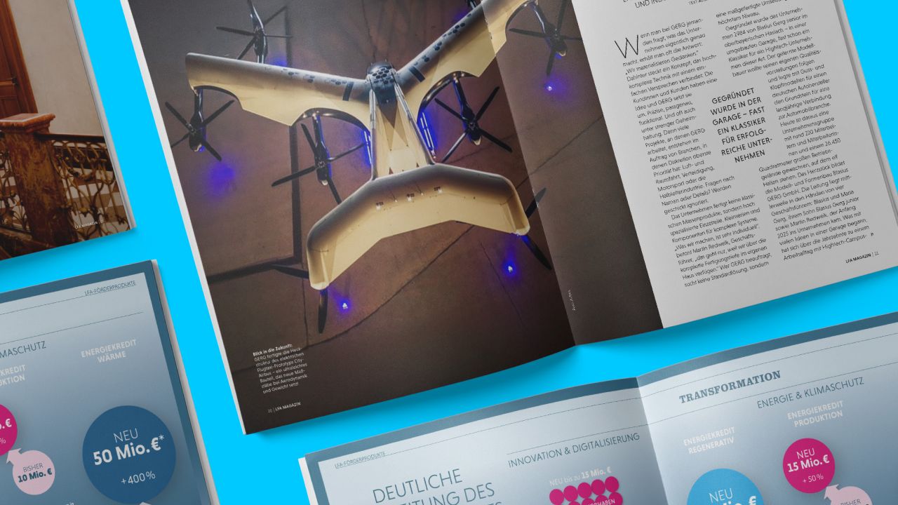 Mehrere aufgeschlagene Doppelseiten des LfA Magazins 2025 auf blauem Hintergrund