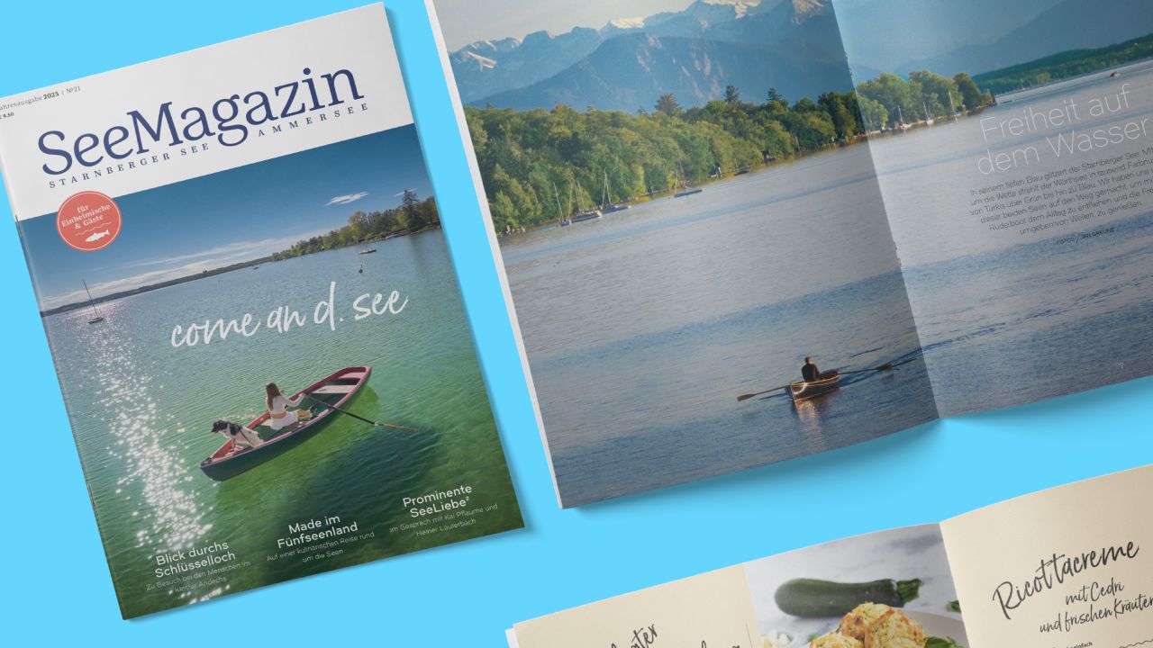 Cover des SeeMagazins 2025 und eine geöffnete Doppelseite, die Fotoszene mit einem Ruderboot auf dem Wasser zeigt.